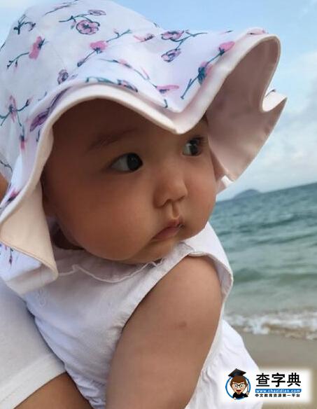 董璇帶女兒看海，大眼寶寶在沙灘上爬萌化了(圖)1