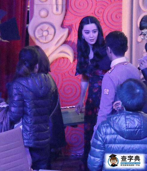 范冰冰熱情與撒貝寧聊天 男方冷面轉身離開1