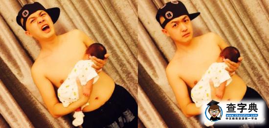 包貝爾假裝為女兒“喂奶” 慘遭被咬一臉凄苦相1