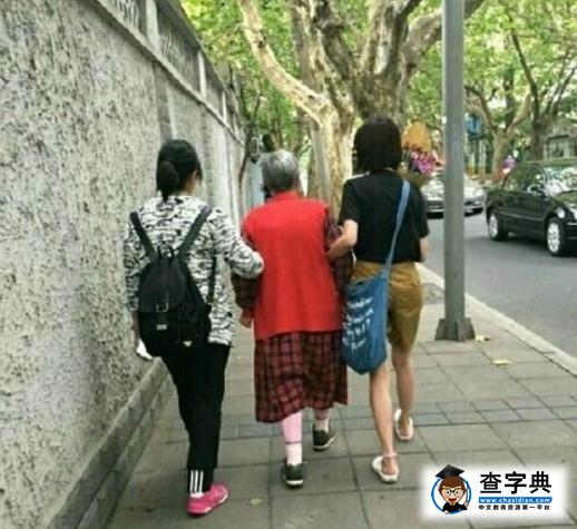 鄭爽陪生病外婆散步 家族曝光父母都是高顏值1