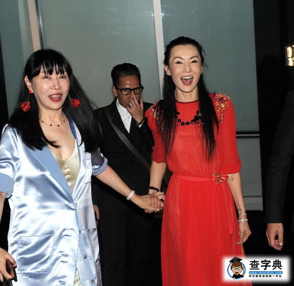 52歲張曼玉穿紅裙氣質優雅 但遇到熟人后卻一秒破功…2