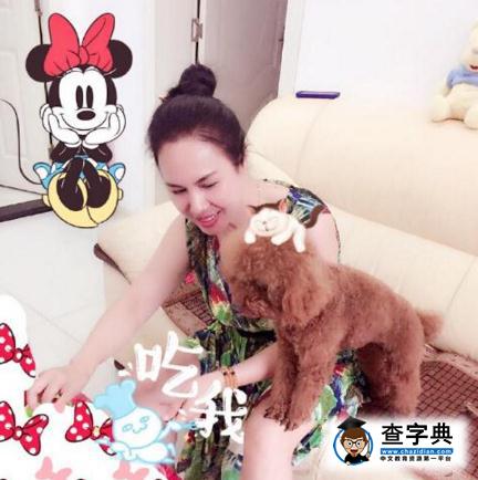 鄭爽陪生病外婆散步 家族曝光父母都是高顏值3