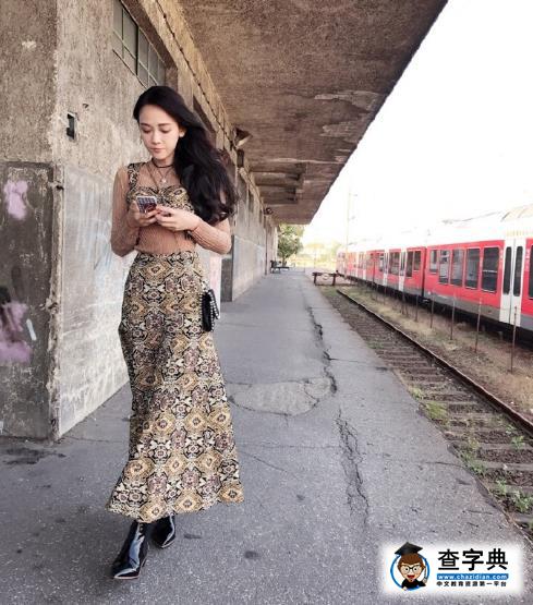 陳喬恩拍照玩手機不抬頭 透視裙展好身材1