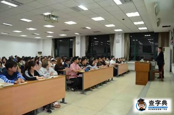 楊燦明校長為新生上思修課1