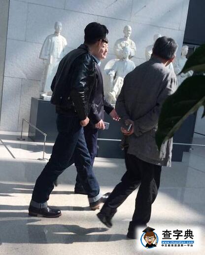 胡歌陪爸爸逛博物館 背手走路似老干部(圖)2