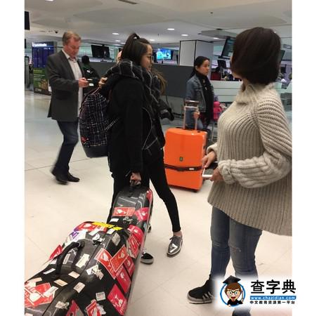 歐陽娜娜機場踩行李推車被網友炮轟：不良示范2