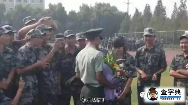 臨沂一高校教官表白女生 跪地鮮花摟肩親吻1