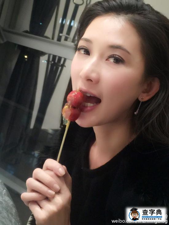 林志玲吃糖葫蘆暖身暖心 淡妝皮膚好被贊女神1