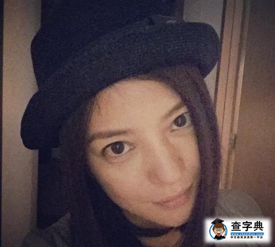 趙薇曬戴帽子自拍照 再次撞臉何炅1