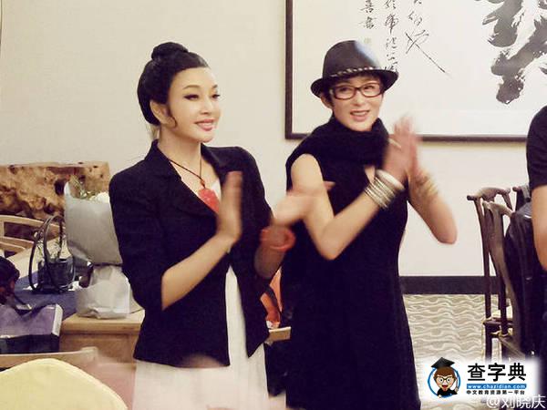 61歲劉曉慶與昔日玉女張敏同臺，誰更美？1