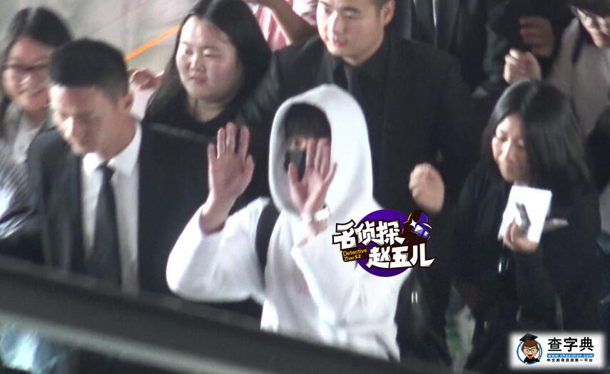 楊洋獲眾迷妹圍堵 顯疲態帥氣不減2