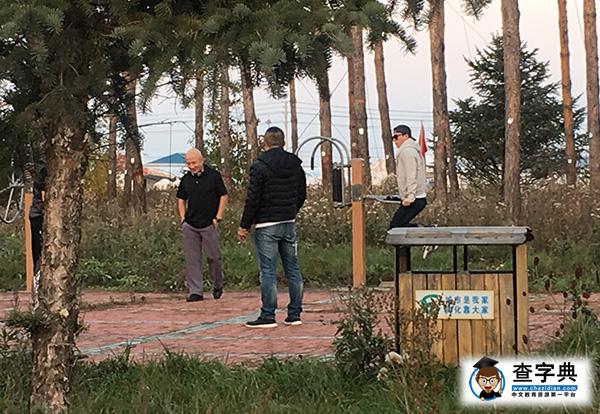 一秒變退休老干部 杜淳街邊鍛煉被拍2