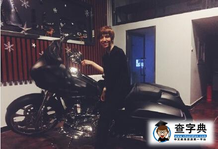 郭敬明騎蝙蝠俠摩托車 網友：腿夠不著地吧1
