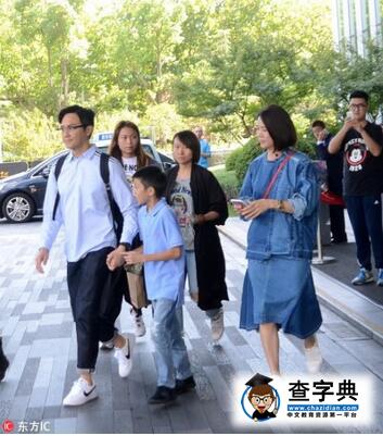 張智霖袁詠儀帶兒子逛街 父子似哥倆好(圖)1