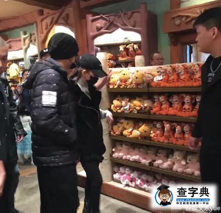 周杰倫昆凌同游迪士尼  為愛女挑選公仔超有愛2