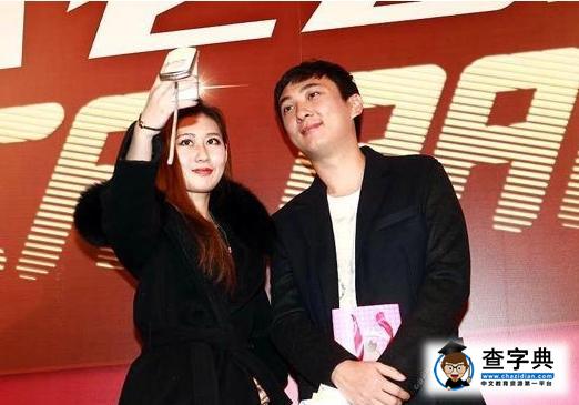 王思聰邀百位美女看電影 結束后攜嫩模泡夜店2