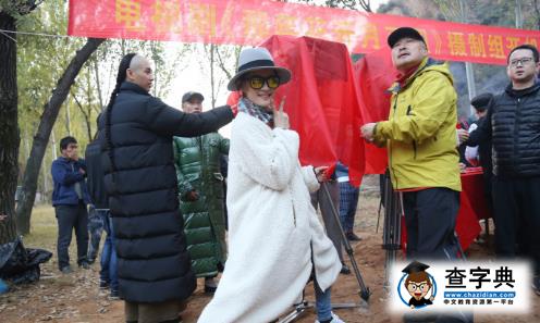 娘娘秒變農婦！孫儷下田播種，連鞋子都掉了1