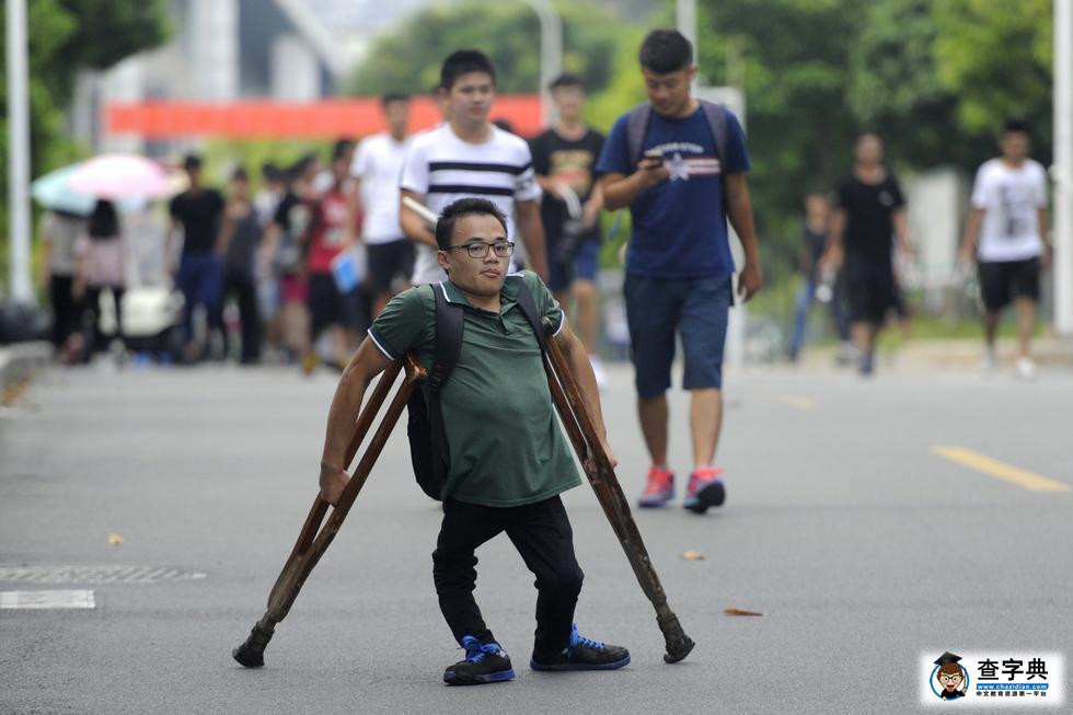 男生幼時開始拄拐 靠雙手支撐大學夢1