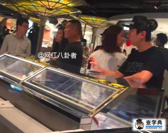 又有新歡？王思聰攜嫩妹逛街，親密摟肩(圖)1