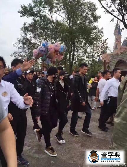 周杰倫昆凌同游迪士尼  為愛女挑選公仔超有愛1