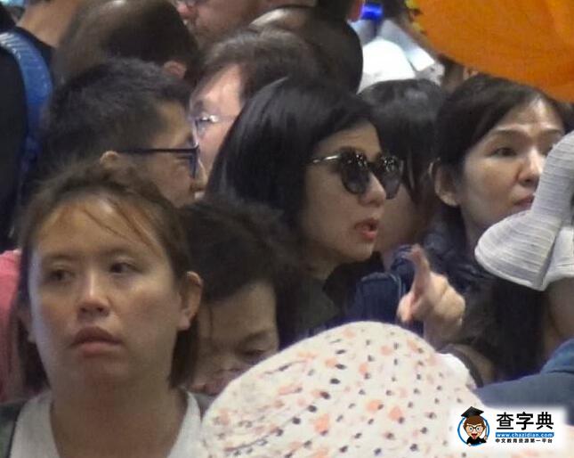 56歲鐘楚紅市場買菜 擠在人群中發型凌亂(圖)2