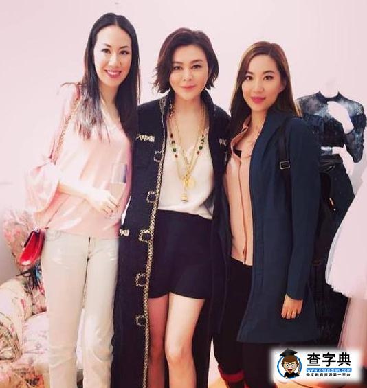 54歲關之琳與甄子丹嬌妻合影 美腿依舊白皙緊致1