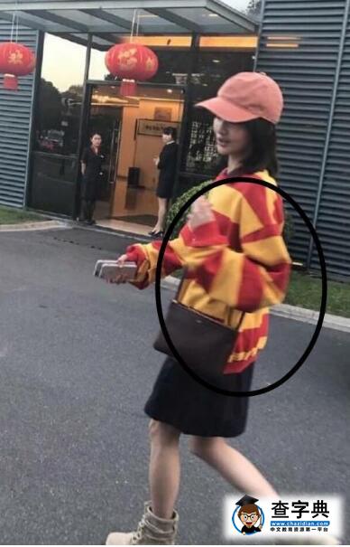 背呼啦圈出門？鄭爽路透照遭網友調侃P圖1