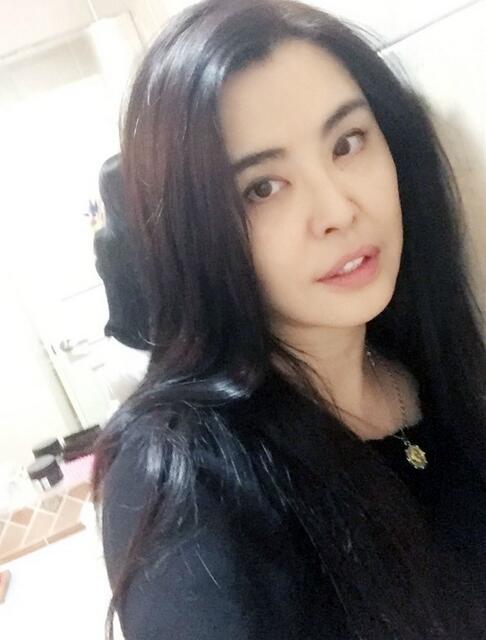 王祖賢路透近照曝光 長發飄飄又變回了小倩模樣2