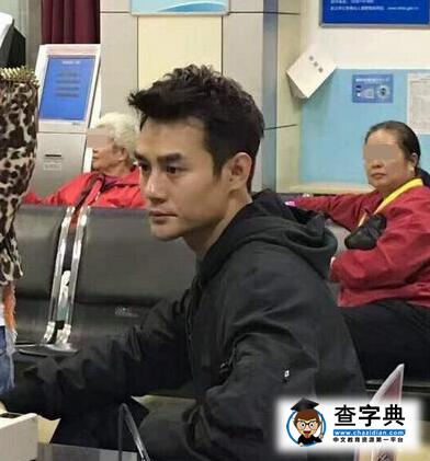 王凱身穿黑衣低調辦證 沒想到坐姿卻亮了…1