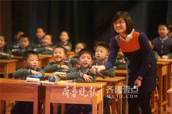 厲害了我的小學老師 給學生寫“詩評語”不重樣1