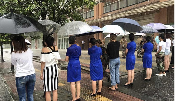 成都暴雨中老師排百米人墻打傘為學生護行，暖心之舉獲贊1