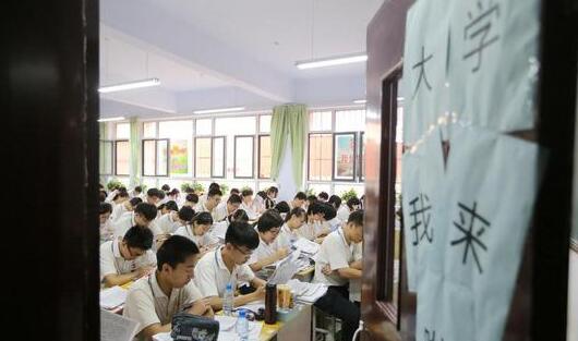 衡水二中高三學生在教室內進行最后的考前自由復習3