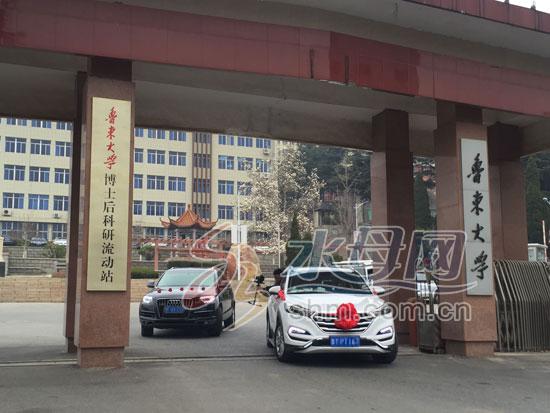 美女新娘穿秀禾參加考研復試 才出考場就上婚車3