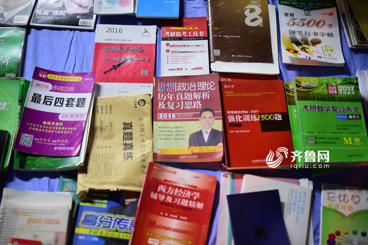 大學畢業生跳蚤市場到深夜 考研書“給錢就賣”5