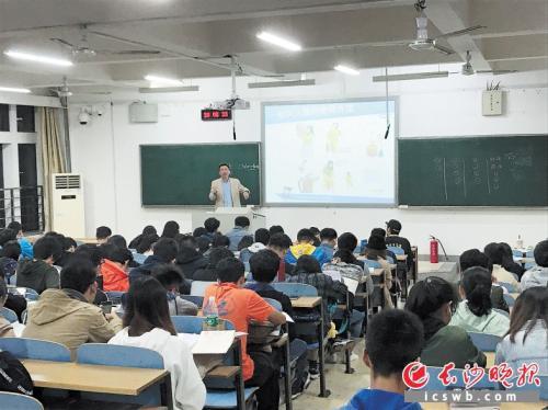 高校上演選修課搶課“大戰” 選分數還是選興趣？1