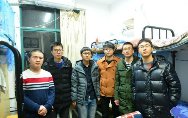 學霸宿舍5人組團考研 初試成績均超400分1