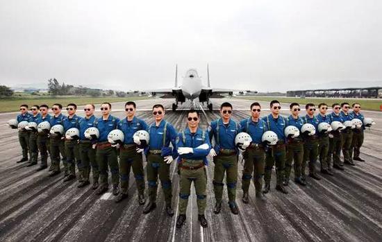 軍報批駁“6月高考不努力 9月部隊做兄弟”1