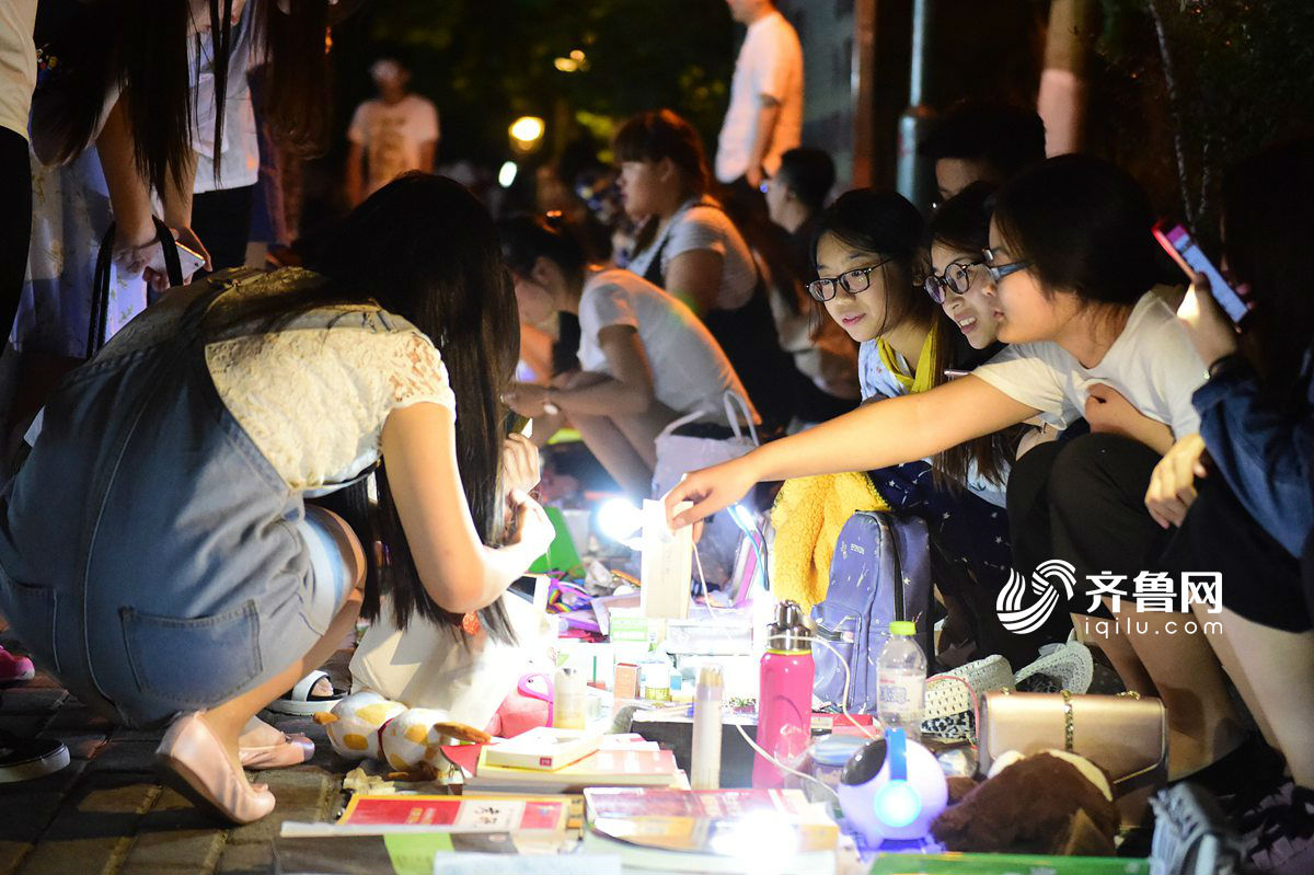 大學畢業生跳蚤市場到深夜 考研書“給錢就賣”2