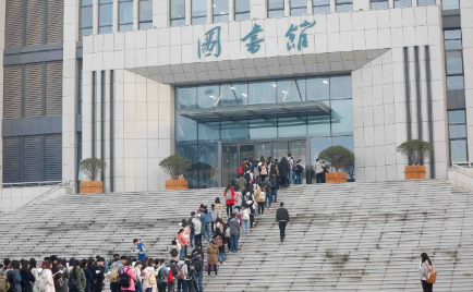 高校考研大軍天未亮排長隊 開門后狂奔1