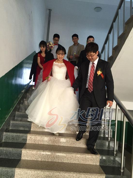 美女新娘穿秀禾參加考研復試 才出考場就上婚車2