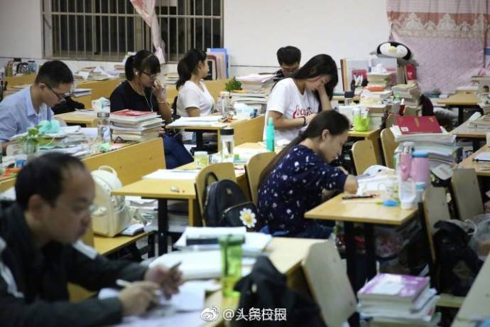 考研進入倒計時 有學生5點多起床樓道里苦讀5