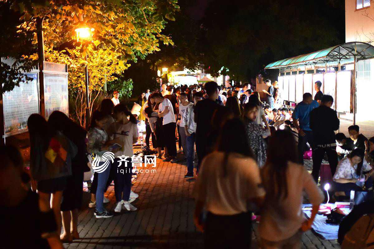 大學畢業生跳蚤市場到深夜 考研書“給錢就賣”6