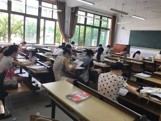 學校暑期封閉教學樓：考研復習一座難求1