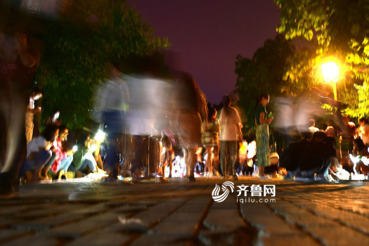 大學畢業生跳蚤市場到深夜 考研書“給錢就賣”1