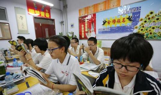 衡水二中高三學生在教室內進行最后的考前自由復習1