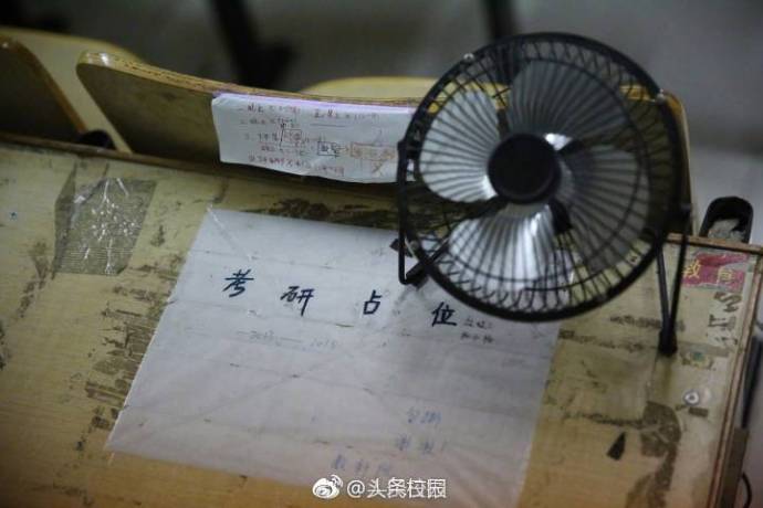 考研進入倒計時 有學生5點多起床樓道里苦讀3