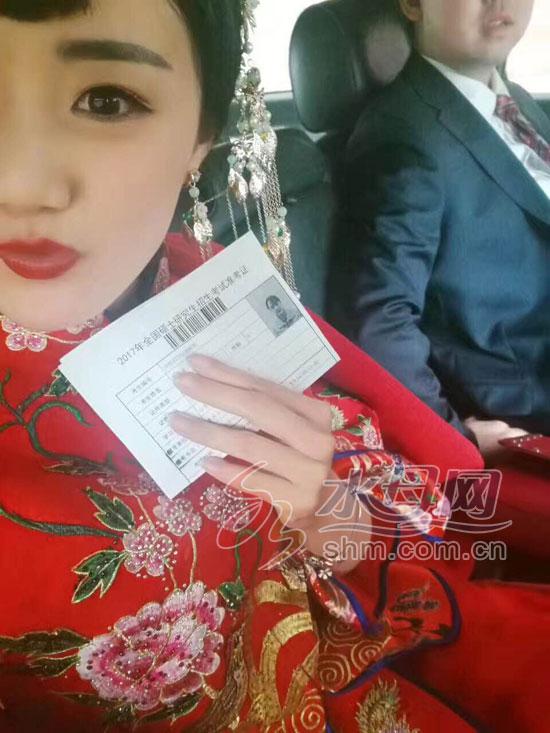 美女新娘穿秀禾參加考研復試 才出考場就上婚車1