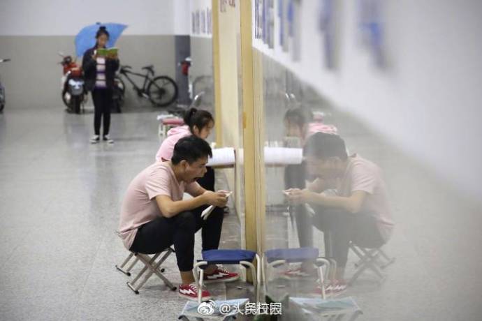 考研進入倒計時 有學生5點多起床樓道里苦讀1