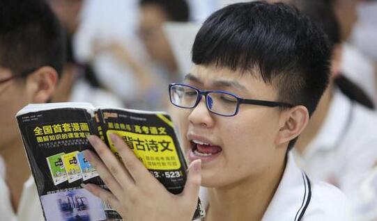 衡水二中高三學生在教室內進行最后的考前自由復習2