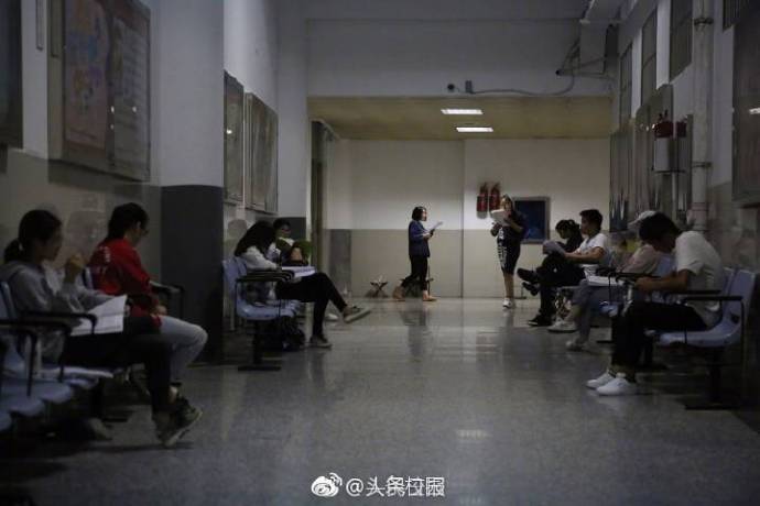 考研進入倒計時 有學生5點多起床樓道里苦讀6